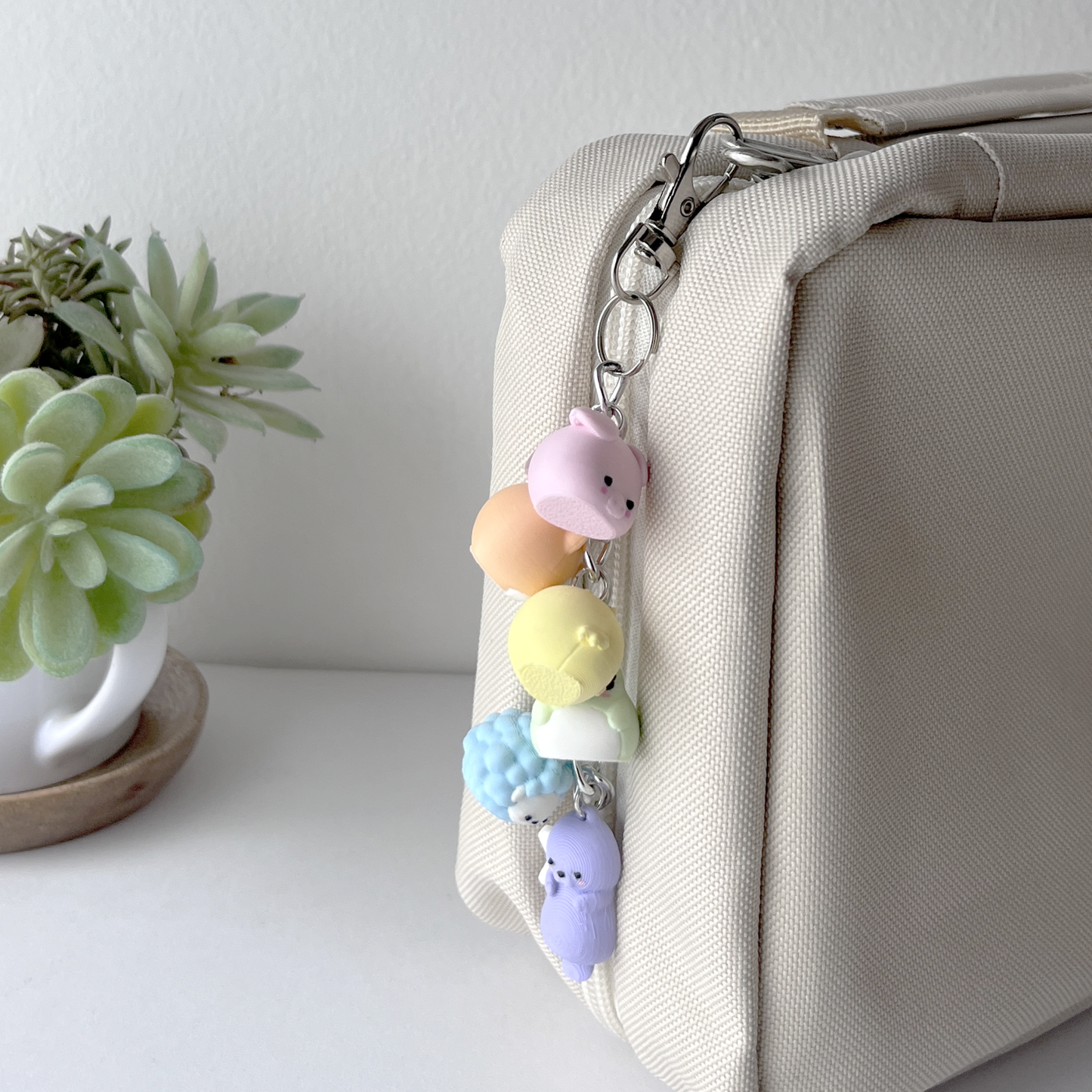 mini charm pollito