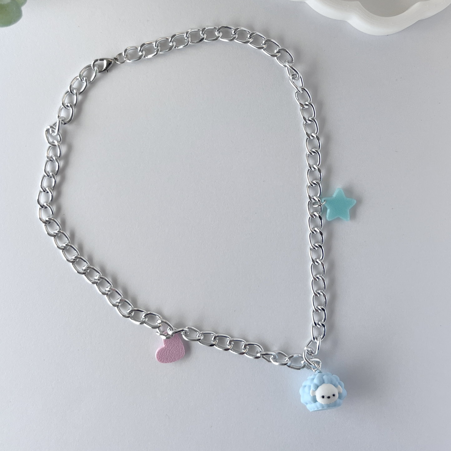 mini charm nubeja